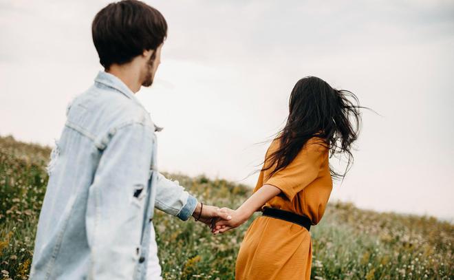 女翻男风潮席卷时尚圈，你准备好跟上潮流了吗？